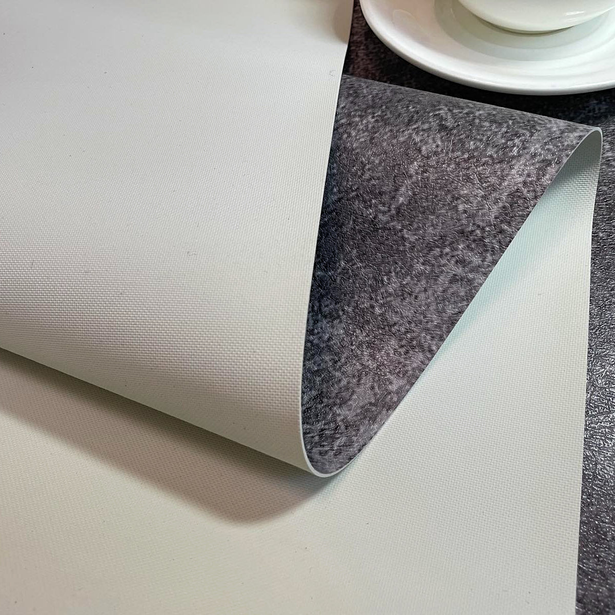 Tischschutz für Café oder Restaurant, Tischdecke mit Lederstruktur „Shades of Gray“