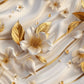 Fototapete mit 3D-Blumenmotiv in Weiß-Gold Wandbild Wohnzimmer „Goldene Blüten“