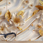 Fototapete mit 3D-Blumenmotiv in Weiß-Gold Wandbild Wohnzimmer „Goldene Blüten“