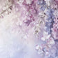 Zarte Fototapete mit Fliederzweig, florales Motiv für die Wand „Blühender Flieder“