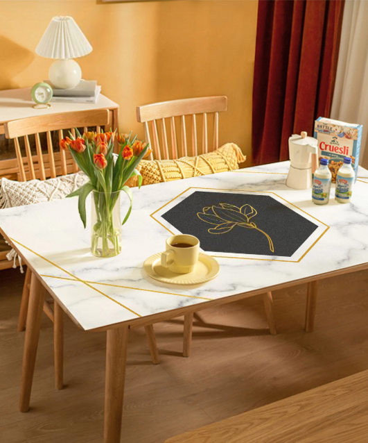 Rechteckige Tischdecke mit Print für das Esszimmer, Tischschutz mit Muster „Golden Flower“