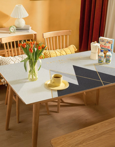 Wasserundurchlässige Tischdecke mit Bergmotiv zum Schutz des Tisches „Peaks“