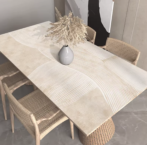 Tischdecke mit neutralem abstraktem Print „Stille Formen“