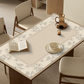 Robuste PVC-Tischdecke in Beigetönen mit floralen Motiven „Florale Motive“