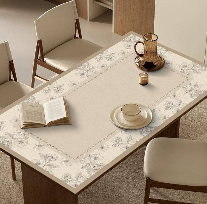 Robuste PVC-Tischdecke in Beigetönen mit floralen Motiven „Florale Motive“