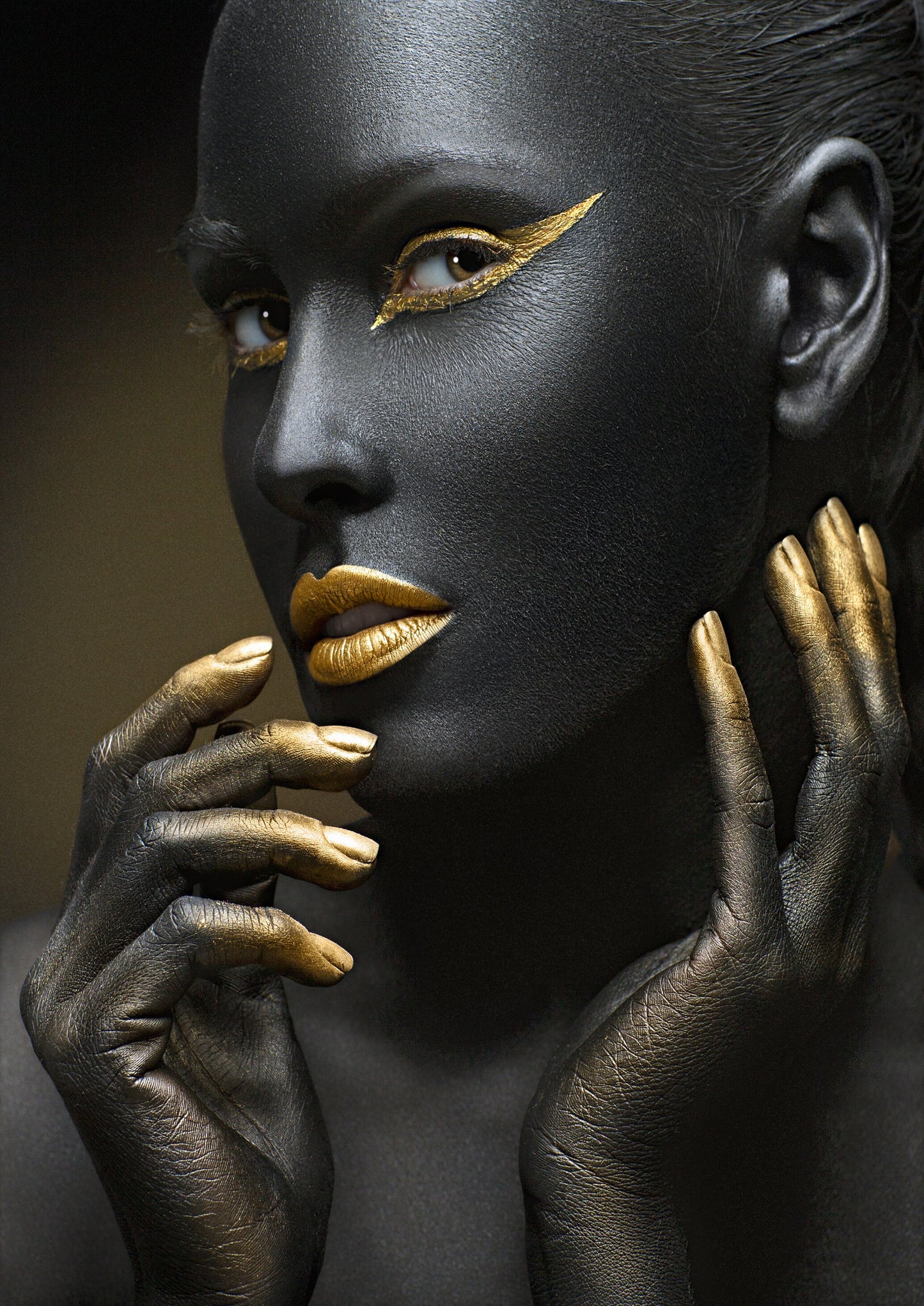 Moderne gerahmte Leinwandbilder, modische Wanddekoration für Zuhause in Gold und Schwarz, zweiteiliges Wandbild mit Frau im schwebenden Rahmen