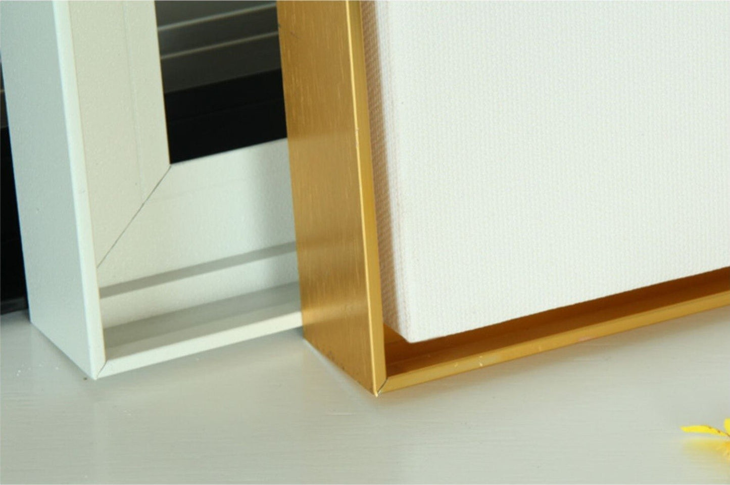 Abstraktes Wandkunstbild auf Leinwand im Goldrahmen, vertikales Gemälde in Schwarz und Gold, großer schwebender Rahmen, Wandkunst fürs Schlafzimmer, extra großer Wandkunstdruck