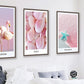 Set aus drei gerahmten Natur-Leinwanddrucken, rosa nautische Kunstwerke in schwebendem Rahmen, moderne Wandkunst mit Meereslandschaft, Muscheln und Flamingodrucken
