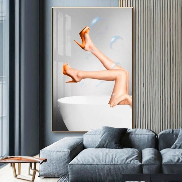 Moderner gerahmter erotischer Leinwanddruck, extra großes Leinwandbild mit Frauenbeinen, trendiges Leinwandgemälde fürs Badezimmer, schwebender Rahmendruck