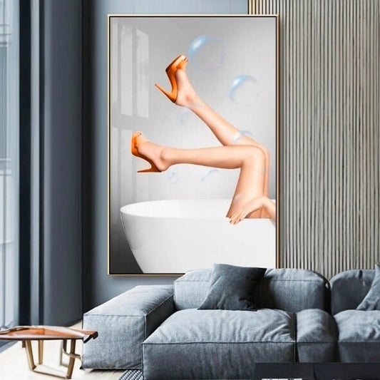 Moderner gerahmter erotischer Leinwanddruck, extra großes Leinwandbild mit Frauenbeinen, trendiges Leinwandgemälde fürs Badezimmer, schwebender Rahmendruck